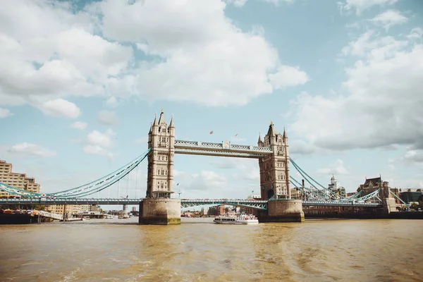 Tower Bridge en Londres, Reino Unido. Vista desde el río — Foto de Stock