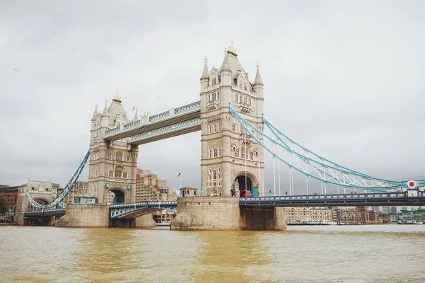 Тауэрский мост в Лондоне, Великобритания. Вид с Темзы — стоковое фото