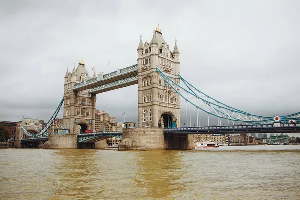 Тауэрский мост в Лондоне, Великобритания. Взгляд от Thames — стоковое фото