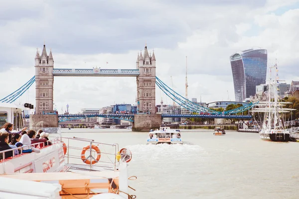 Londyn - 19 sierpnia 2017: Tower Bridge w Londynie, Wielka Brytania. — Zdjęcie stockowe