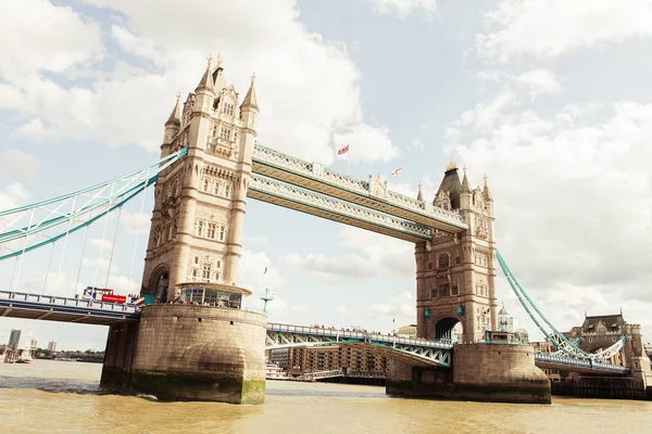LONDRES - 19 AOÛT 2017 : Tower Bridge à Londres, au Royaume-Uni. Vue f — Photo