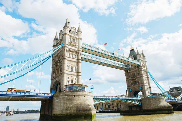 Londýn - 19. srpna 2017: Tower Bridge v Londýně, Uk. Pohled z — Stock fotografie
