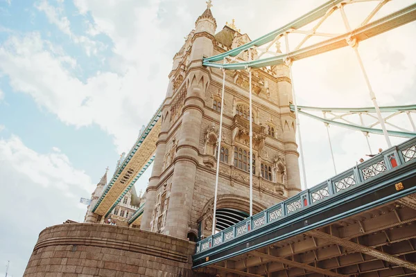 LONDRES - 19 AOÛT 2017 : Tower Bridge à Londres, au Royaume-Uni . — Photo