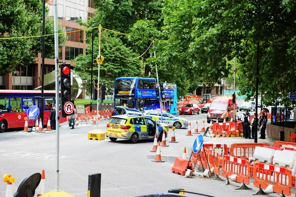 Londra - 20 Ağustos 2017: Bir street Londra yol kapalı işareti