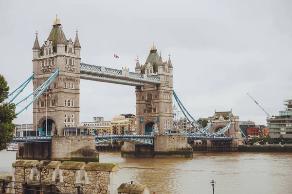 ЛОНДОН - 21 августа 2017 года: Тауэрский мост в Лондоне, Великобритания. Вид f — стоковое фото
