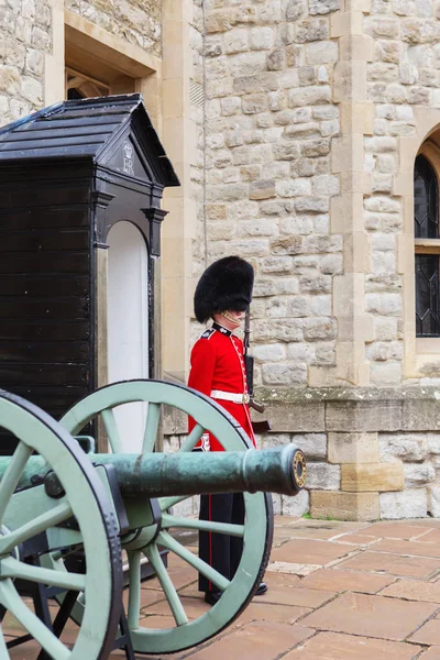 London, Büyük Britanya - 21 Ağustos 2017: Kraliyet Muhafızı, Londra Kulesi. İngiliz kırmızı üniformalı Londra iz gardiyansınız. Grenadier gardiyanlar (Gren Gds)