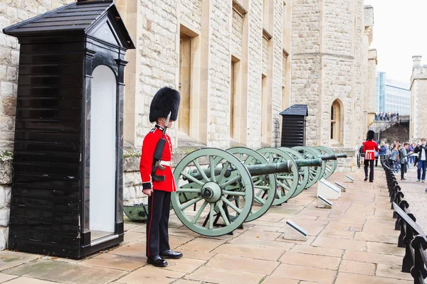 London, Büyük Britanya - 21 Ağustos 2017: Kraliyet Muhafızı Tower'da 