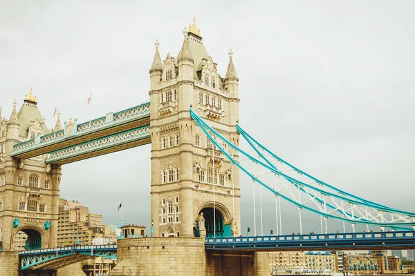 LONDRES - 21 AOÛT 2017 : Tower Bridge à Londres, au Royaume-Uni. Vue f — Photo