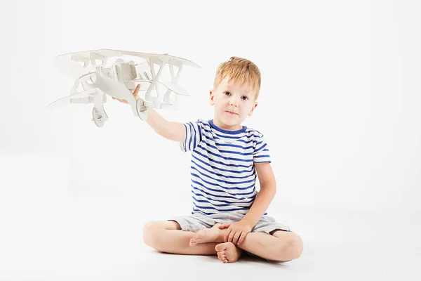 Çocuk çocuk iskambil kağıt oyuncak uçak yere oturmak ile bir — Stok fotoğraf