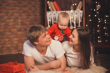 Tatlı bebek çocuk Noel için Noel Baba kostüm. Anne, SK
