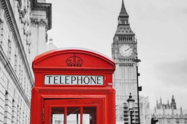kırmızı telefon kulübesi ve big ben. Londra, İngiltere