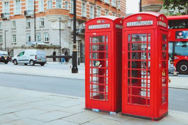 Londra - 23 Ağustos 2017: Kırmızı telefon kulübesi ve Çift katlı alçak taban BÜ