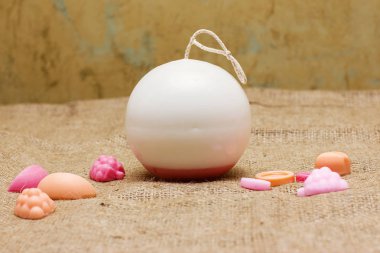 El yapımı mum bir küre şeklinde