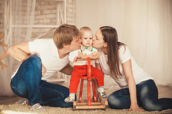 Annem ve babam, küçük oğlunu öp