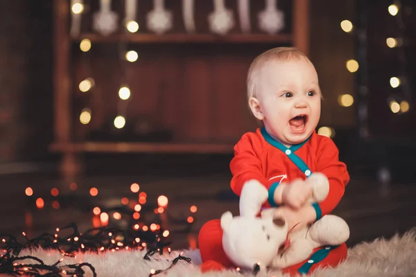 Härlig Baby boy i Santa Claus kostym — Stockfoto