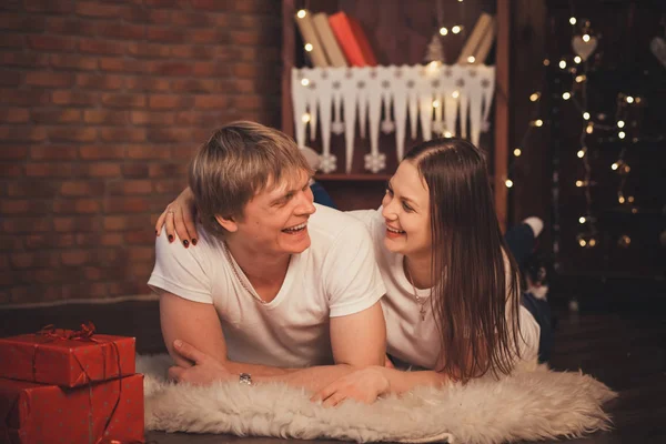 Mooie paar verliefd lag op de vloer met Kerstmis. — Stockfoto