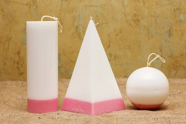 Handgemaakte kaarsen in de vorm van een piramide, kubus, cilinder en s — Stockfoto