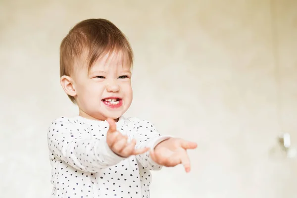 Portréja egy nevető baba lány pizsama. — Stock Fotó
