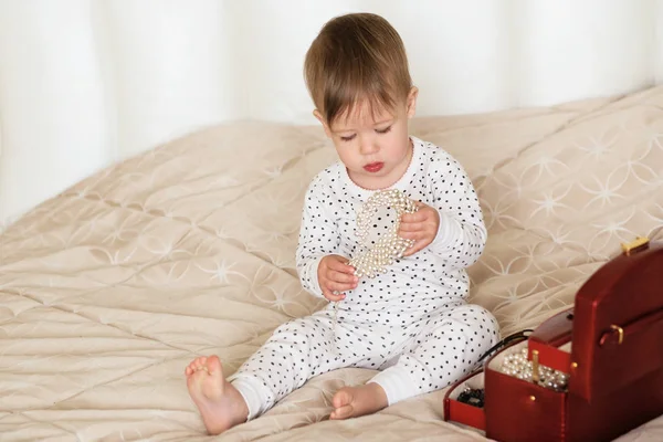 Menina Admira Acessórios Caixa Menina Bebê Brincando Com Jóias Sua — Fotografia de Stock