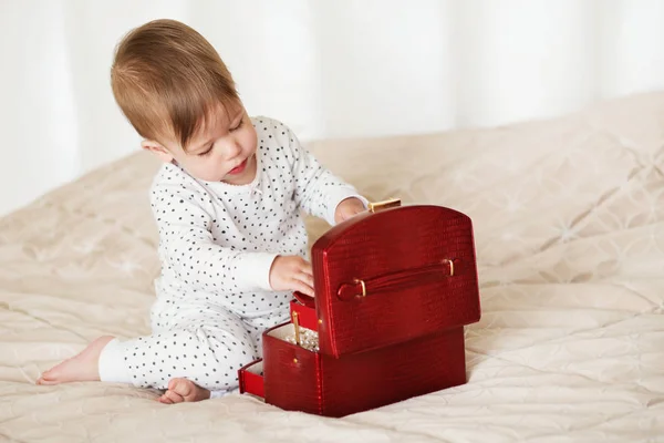 Menina Admira Acessórios Caixa Menina Bebê Brincando Com Jóias Sua — Fotografia de Stock