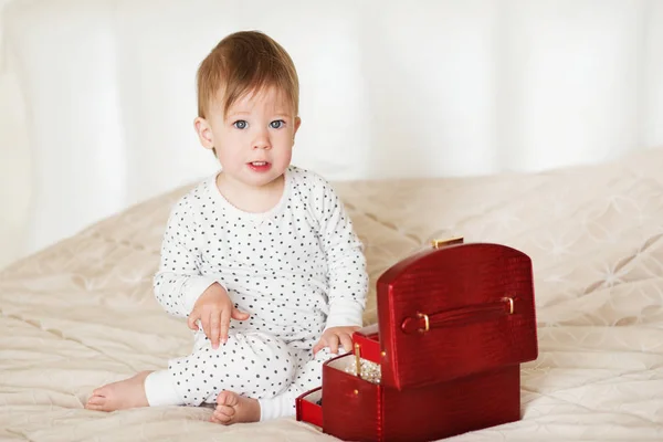 Menina Admira Acessórios Caixa Menina Bebê Brincando Com Jóias Sua — Fotografia de Stock