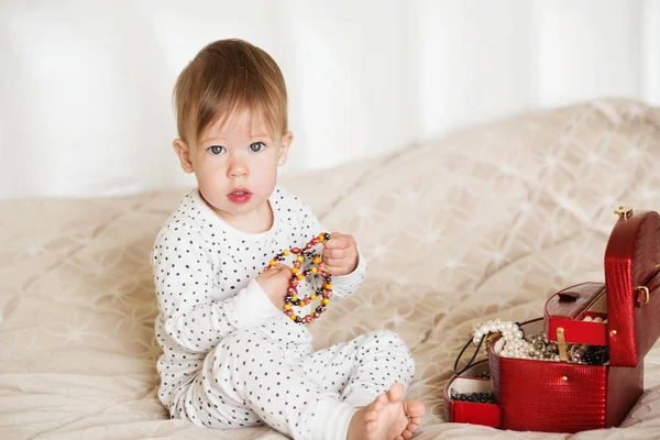 Menina Admira Acessórios Caixa Menina Bebê Brincando Com Jóias Sua — Fotografia de Stock