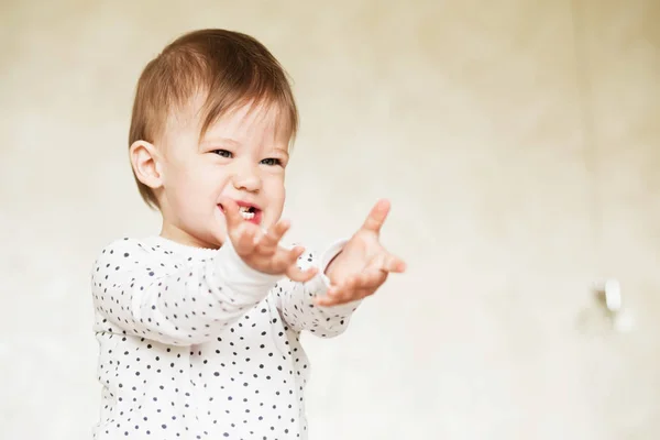 Retrato de una niña riendo en pijama — Foto de Stock