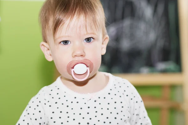 口の中でおしゃぶりを美しい赤ちゃんの肖像画 口の中でダミー クローズ アップ — ストック写真