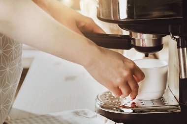 Taze espresso kahve makinesi yapma kadın