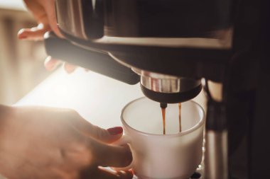 Taze espresso kahve makinesi yapma kadın. kahve makinesi yapmak