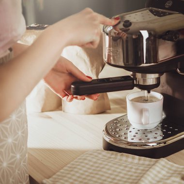 Taze espresso kahve makinesi yapma kadın. kahve makinesi yapmak