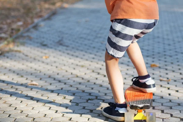 페니 스케이트 보드와 작은 도시 소년. 어린 아이 일 타고 — 스톡 사진
