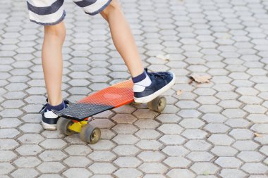 Bir kuruş kaykay ile küçük kentsel çocuk. Genç çocuk TH içinde sürme