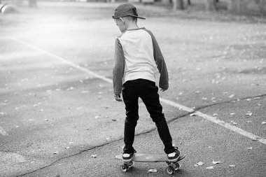 Bir kuruş kaykay ile küçük kentsel çocuk. Genç çocuk TH içinde sürme