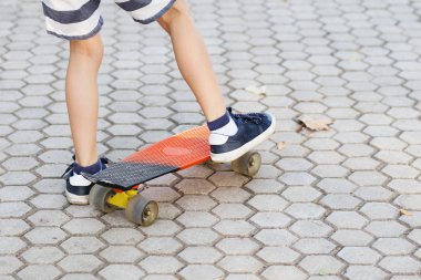 Bir kuruş kaykay ile küçük kentsel çocuk. Genç çocuk TH içinde sürme