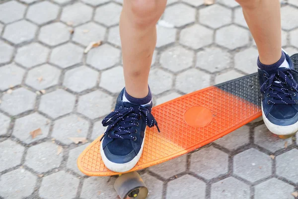 Kleiner Stadtjunge mit einem Groschen-Skateboard. junges Kind reitet in th — Stockfoto