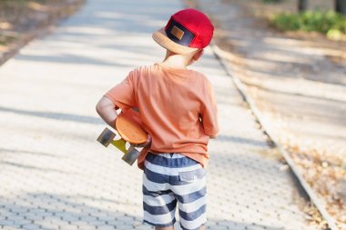 Bir kuruş kaykay ile küçük kentsel çocuk. Çocuk bir summe pateni