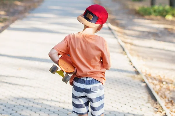 Bir kuruş kaykay ile küçük kentsel çocuk. Çocuk bir summe pateni