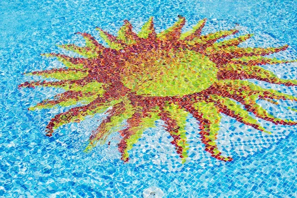 Piscina fundo com elemento decorativo em mosaico na forma de t — Fotografia de Stock