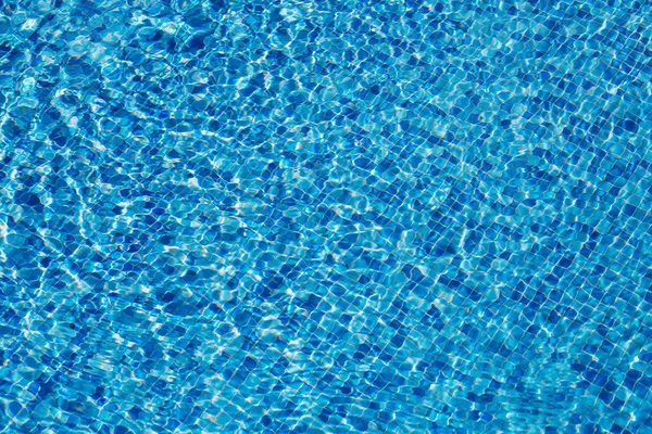 Zwembad onder bijtende producten rimpel en stroom met golven backgro — Stockfoto