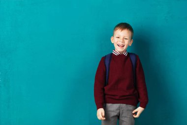 Neşeli gülümseyen küçük çocuk ile atlama ve sahip büyük sırt çantası