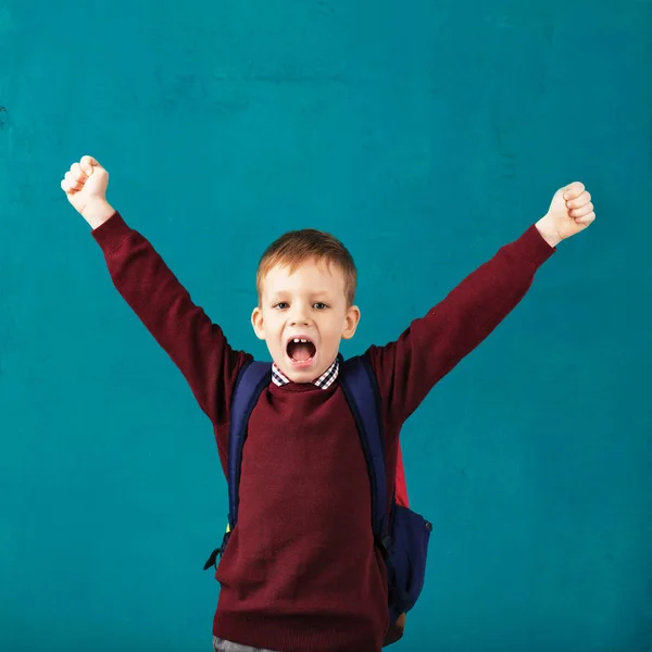 Niño sonriente alegre con gran mochila saltando y teniendo —  Fotos de Stock