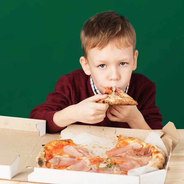 I bambini mangiano pizza italiana nel caffè. Scuola ragazzo mangiare pizza — Foto Stock