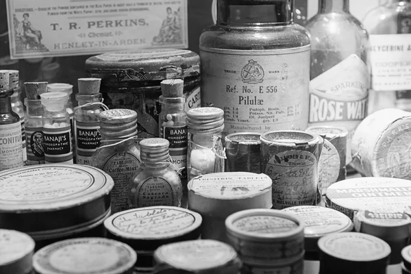 eski hap şişelerde eski işletim Tiyatro Müzesi ve Herb Ga