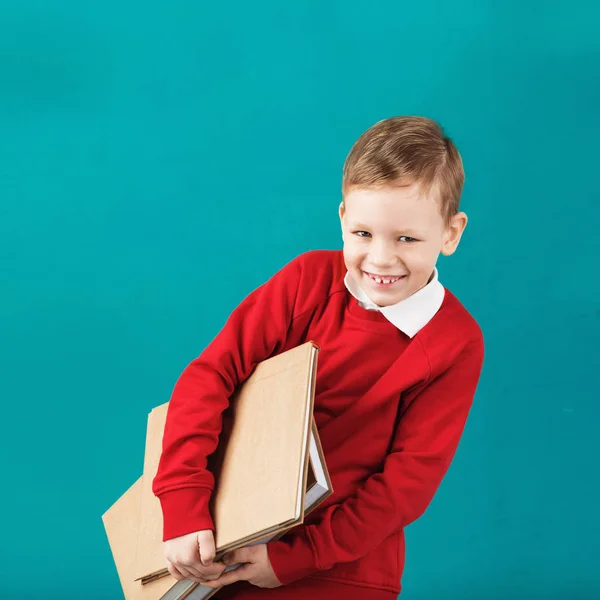 Alegre niño sonriente con grandes libros —  Fotos de Stock