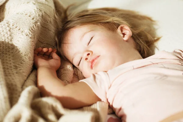 Miúda adormecida. Pequeno bebê sono despreocupado com um brinquedo macio — Fotografia de Stock