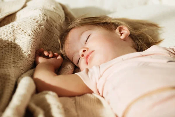 眠っている少女。のんきの柔らかいおもちゃの赤ちゃんを睡眠します。 — ストック写真