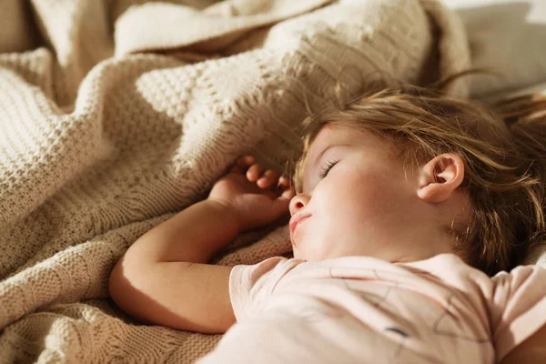 Miúda adormecida. Pequeno bebê sono despreocupado com um brinquedo macio — Fotografia de Stock