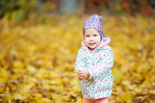 Menina urbana feliz andando no parque de outono da cidade . — Fotografia de Stock