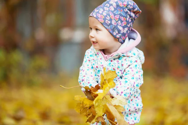 Happy urban little girl walking in city autumn park. — Stock Photo, Image